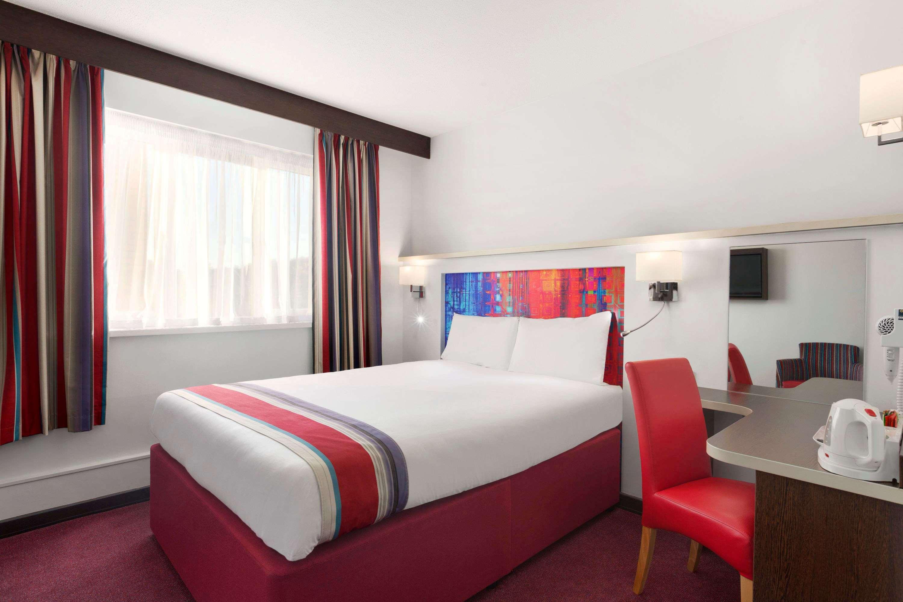 Ramada Milton Keynes Hotel Exterior photo